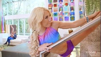 Esfolando o cuzinho da loira gostosa