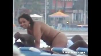 Sexo em publico com mulher tarada dando a buceta na praia