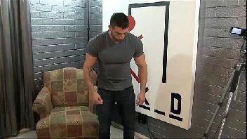 Boy novinho safado dando para o saradão em casa Boy novinho safado dando para o saradão em casa