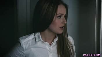 Bangbross linda adolescente chupando a perereca da loirona