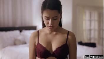 Download video porno dessa novinha perfeita metendo com o dotado
