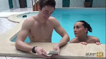 Sexo piscina com morena baixinha mamando e fudendo