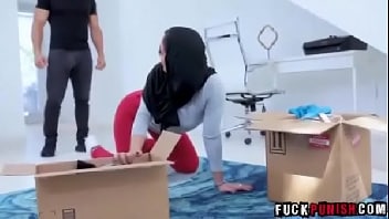 Faxineira gostosa foi pega no flagra usando celular no horário de trabalho e foi punida pelo patrão