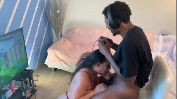 Morena trepando com seu namorado com ele jogando vídeo game