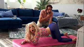 Loira anal safadinha de quatro dando seu cuzinho Loira anal safadinha de quatro dando seu cuzinho