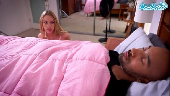 Loira vadia trepando com um negão