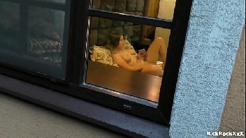 Espiando vizinha se masturbando depois indo na casa do cara Espiando vizinha se masturbando depois indo na casa do cara