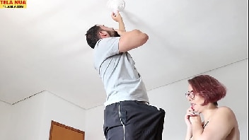 Coroas gostosas brasileiras dando para o eletricista