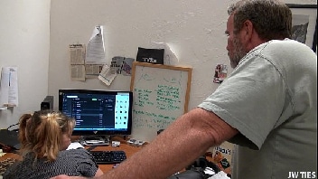 Xvidris sexo no escritório com o amigo velho