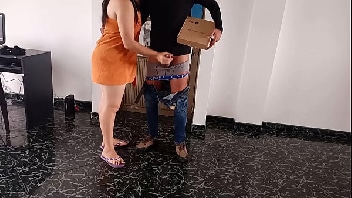 Dando pro entregador de quatro em cima da cama Dando pro entregador de quatro em cima da cama