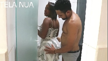 Fudendo a mulher do corno morena da raba grande