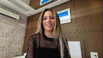 Vibrador grande deixando a branquinha louca de tesão