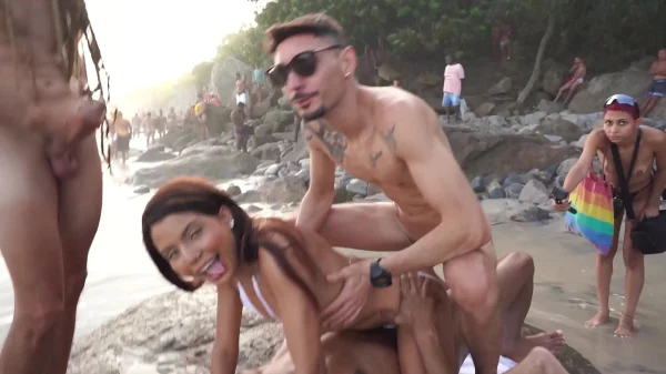 Novinha Carioca Atrevida no Sexo Grupal na Praia